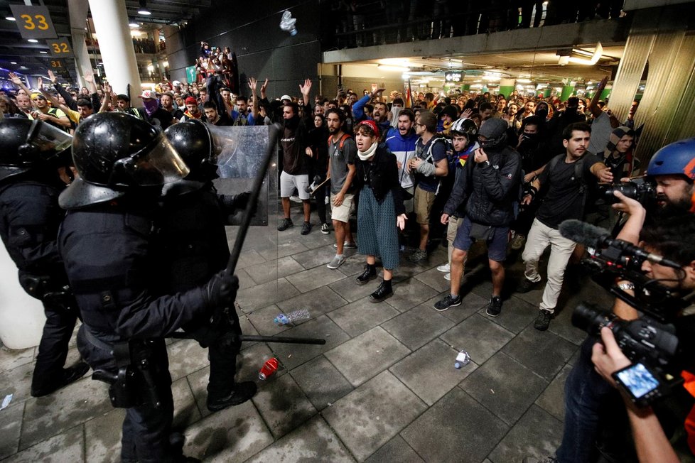 Policie ostře zasáhla proti demonstrantům na letišti v Barceloně