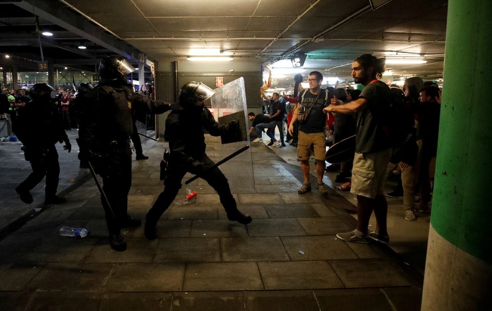 Policie ostře zasáhla proti demonstrantům na letišti v Barceloně