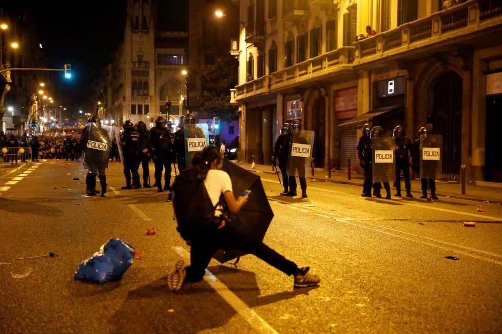 Policie ostře zasáhla proti demonstrantům na letišti v Barceloně