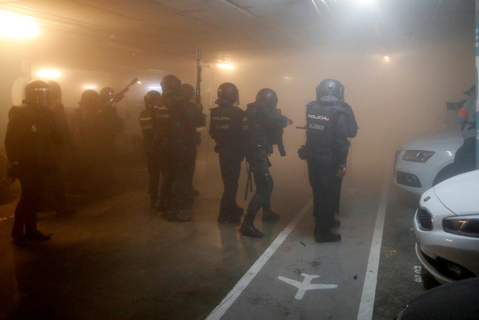 Policie ostře zasáhla proti demonstrantům na letišti v Barceloně