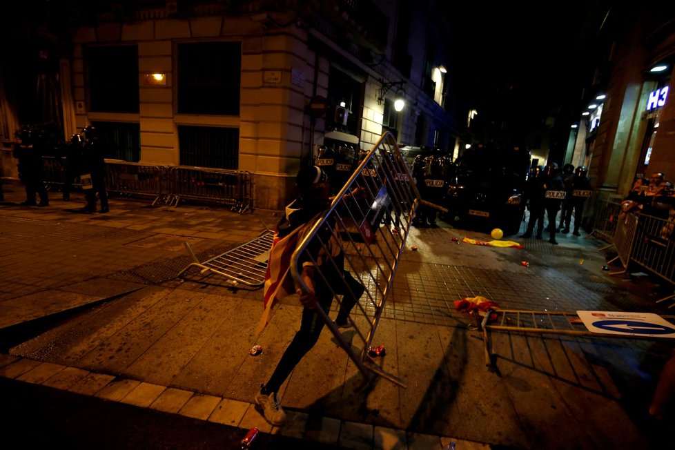 Policie ostře zasáhla proti demonstrantům na letišti v Barceloně