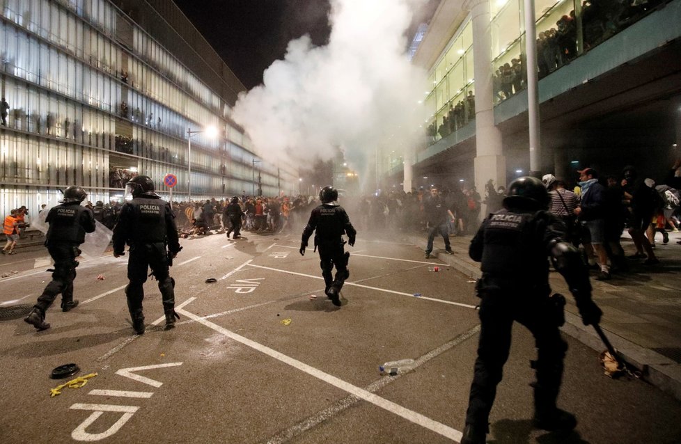 Policie ostře zasáhla proti demonstrantům na letišti v Barceloně