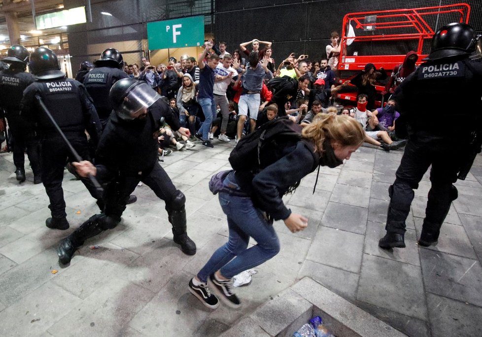 Policie ostře zasáhla proti demonstrantům na letišti v Barceloně