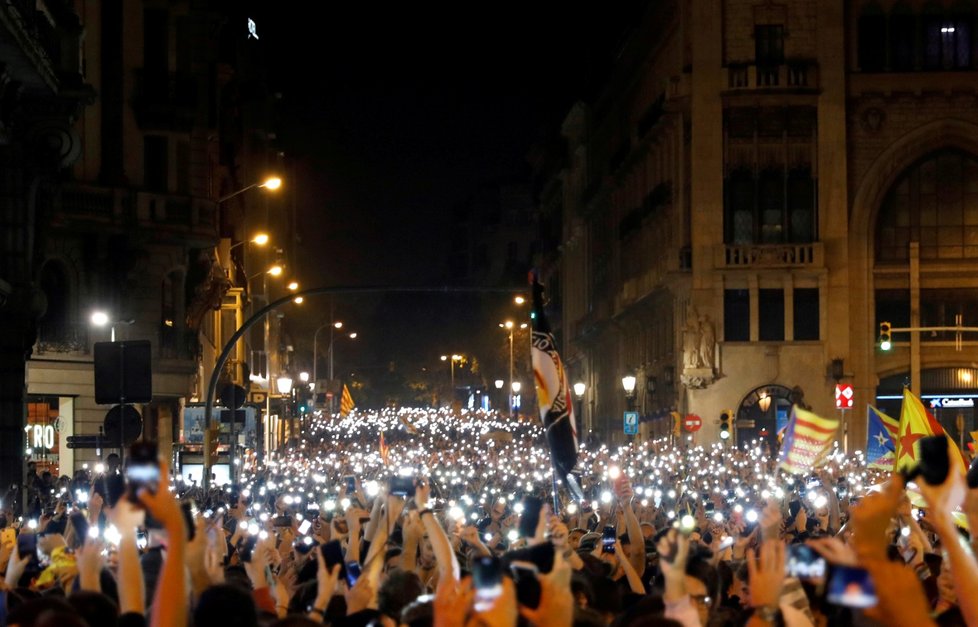 Policie ostře zasáhla proti demonstrantům na letišti v Barceloně