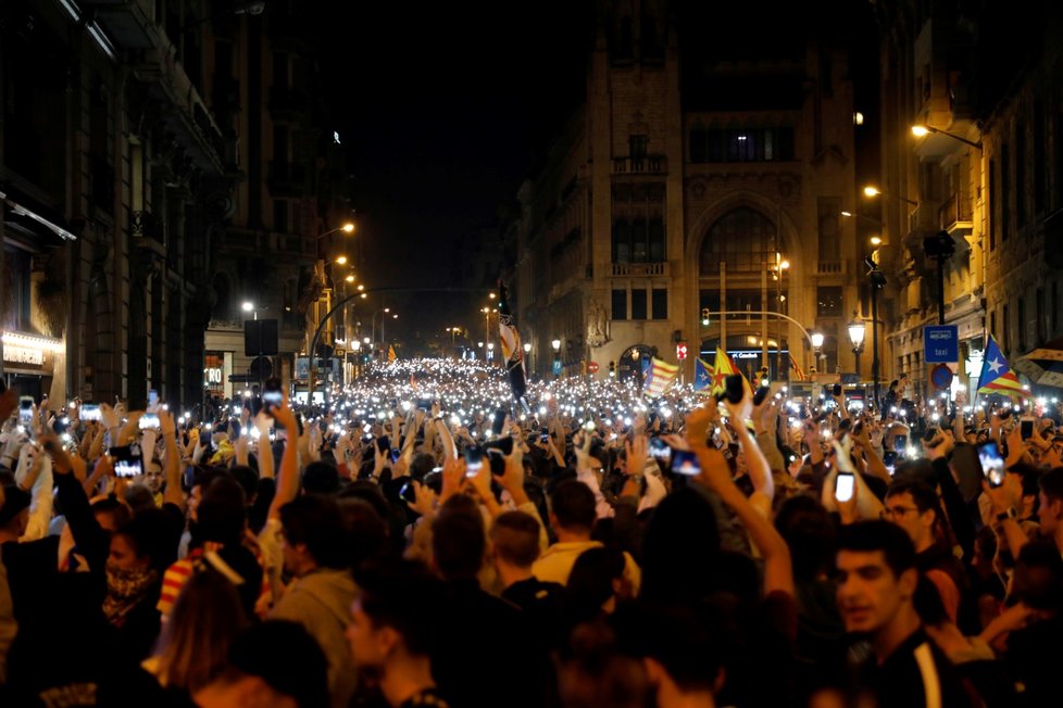 Policie ostře zasáhla proti demonstrantům na letišti v Barceloně