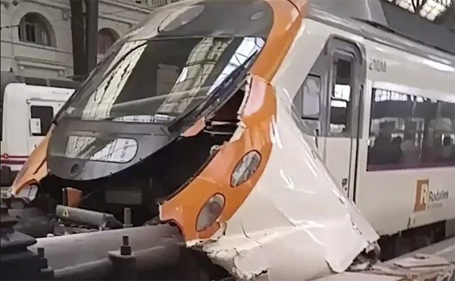 Nehoda příměstského vlaku na nádraží ve španělské Barceloně