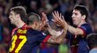 Lionel Messi přijímá gratulace od spoluhráčů z Barcelony, opět jim zachránil tři body...