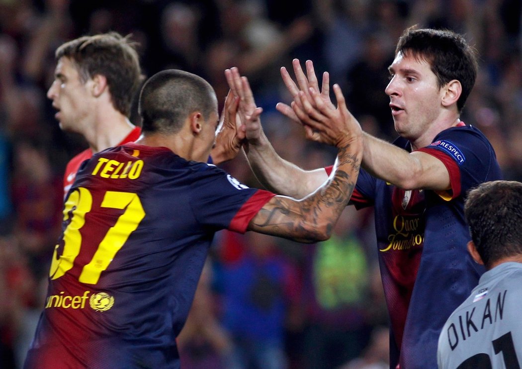 Lionel Messi přijímá gratulace od spoluhráčů z Barcelony, opět jim zachránil tři body...