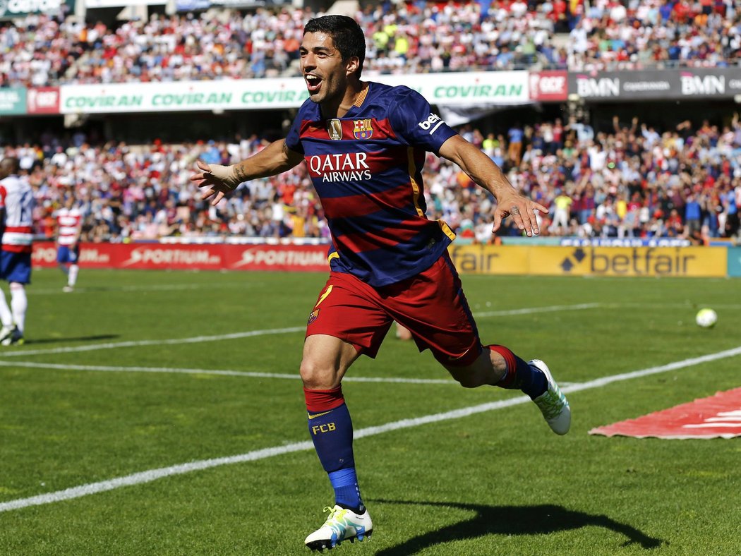 Útočník Barcelony Luis Suárez slaví gól do sítě Granady