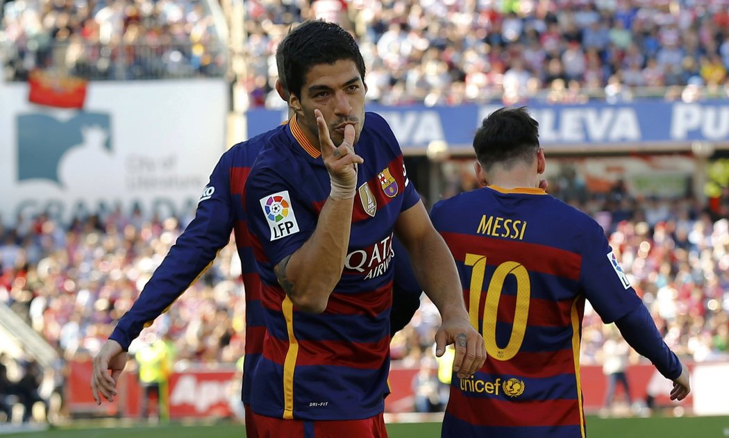 Útočník Barcelony Luis Suárez slaví gól do sítě Granady