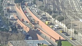 Poplach v Barceloně: Ukradený náklaďák plný plynových láhví se řítil v protisměru na dálnici do centra města.