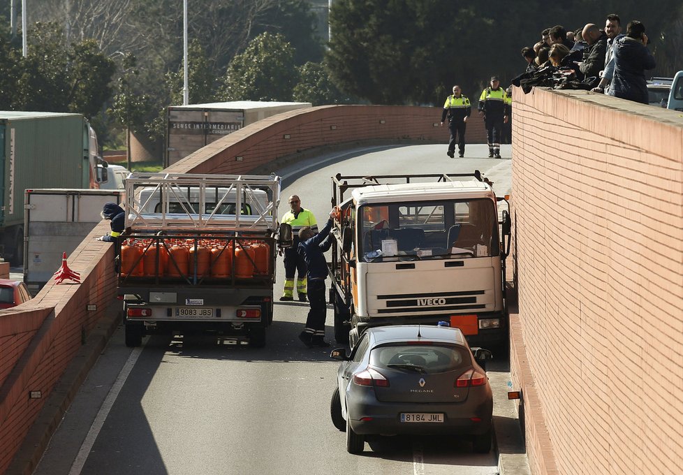 Poplach v Barceloně: Ukradený náklaďák plný plynových láhví se řítil v protisměru na dálnici do centra města.