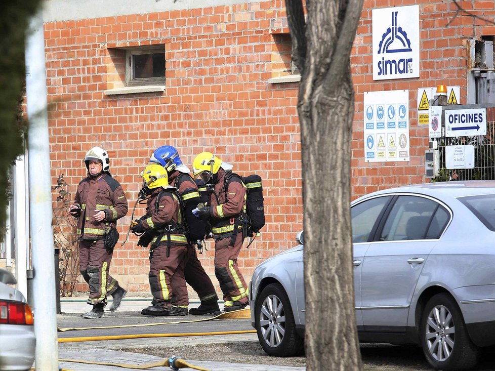 Hasiči poblíž chemičky, kde k explozi došlo.