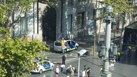 Do davu lidí v centru Barcelony najela dodávka, minimálně pět zraněných.