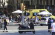 Zdravotníci ošetřují zraněné po útoku v centru Barcelony