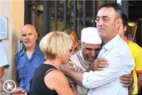 Otec chlapce (†3) zavražděného v Barceloně objal imáma. Muslim se rozplakal