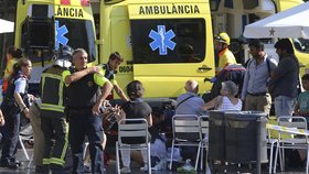 Zdravotníci ošetřují zraněné po útoku v centru Barcelony.