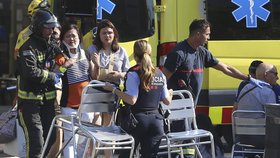Zdravotníci ošetřují zraněné po útoku v centru Barcelony.