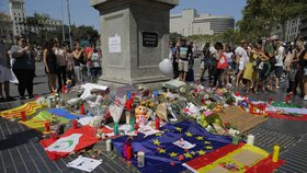 Lidé přinášejí květiny a svíčky na Las Ramblas.