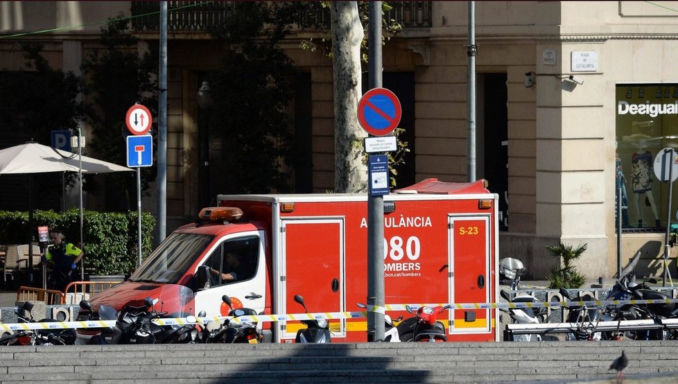 Do davu lidí najela v centru Barcelony dodávka