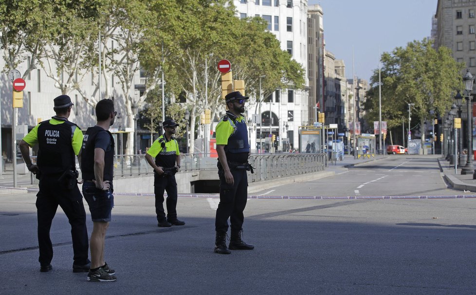 Do davu lidí najela v centru Barcelony dodávka