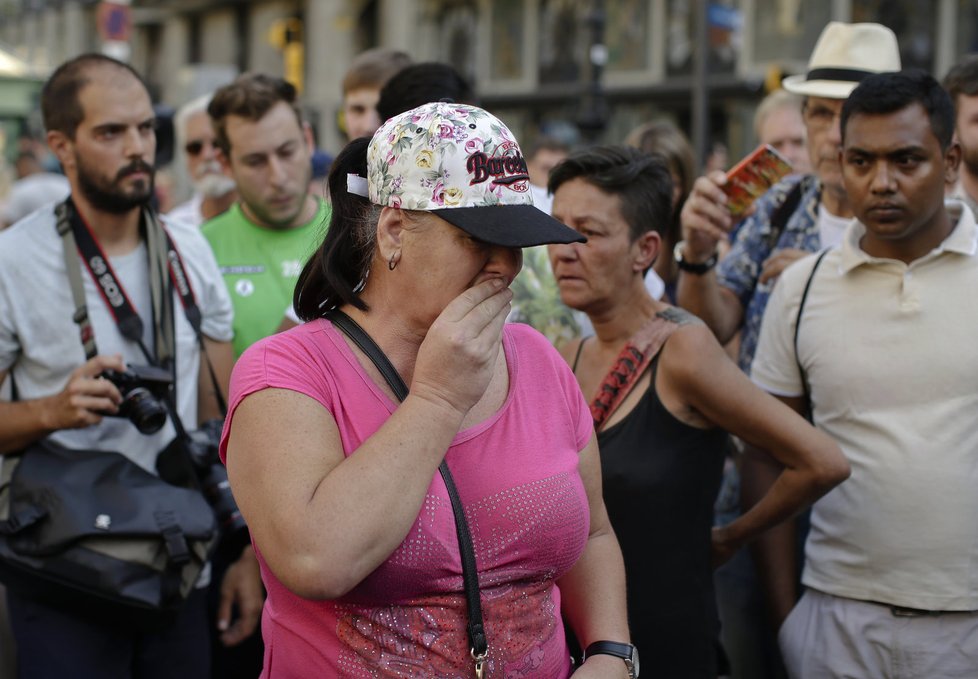 Lidé truchlí za oběti útoku v centru Barcelony