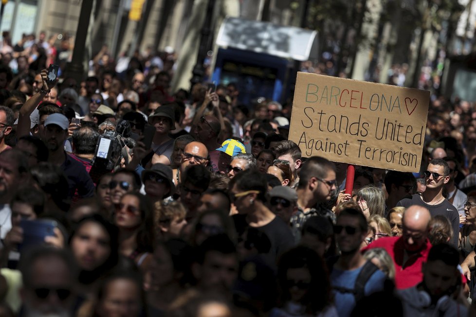 Barcelona dává najevo, že ji terorismus nezastraší.