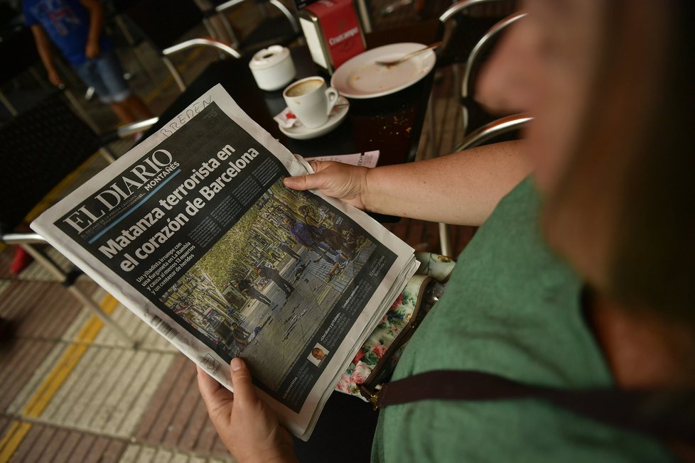 O útoku v Barceloně informovaly titulní listy většiny velkých světových deníku.