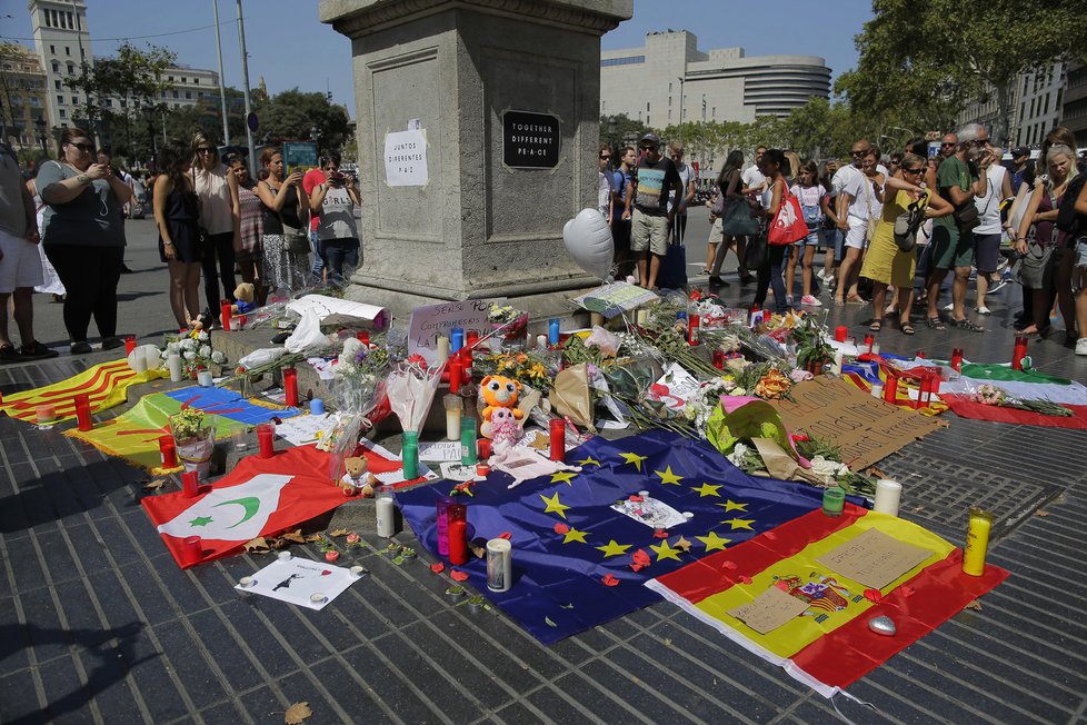 Lidé přinášejí květiny a svíčky na Las Ramblas.