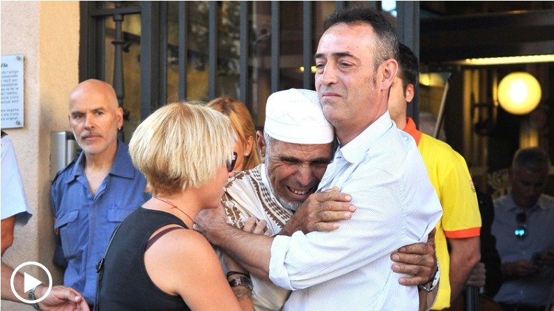 Otec oběti z Barcelony objímá imáma.