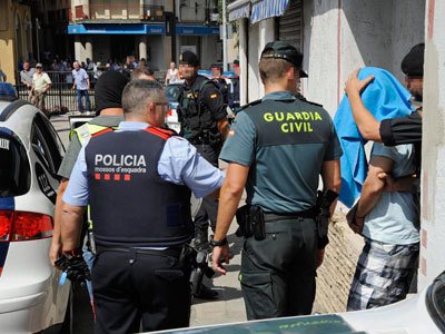 Policisté hlídkují v ulicích po teroristických útocích v Katalánsku.