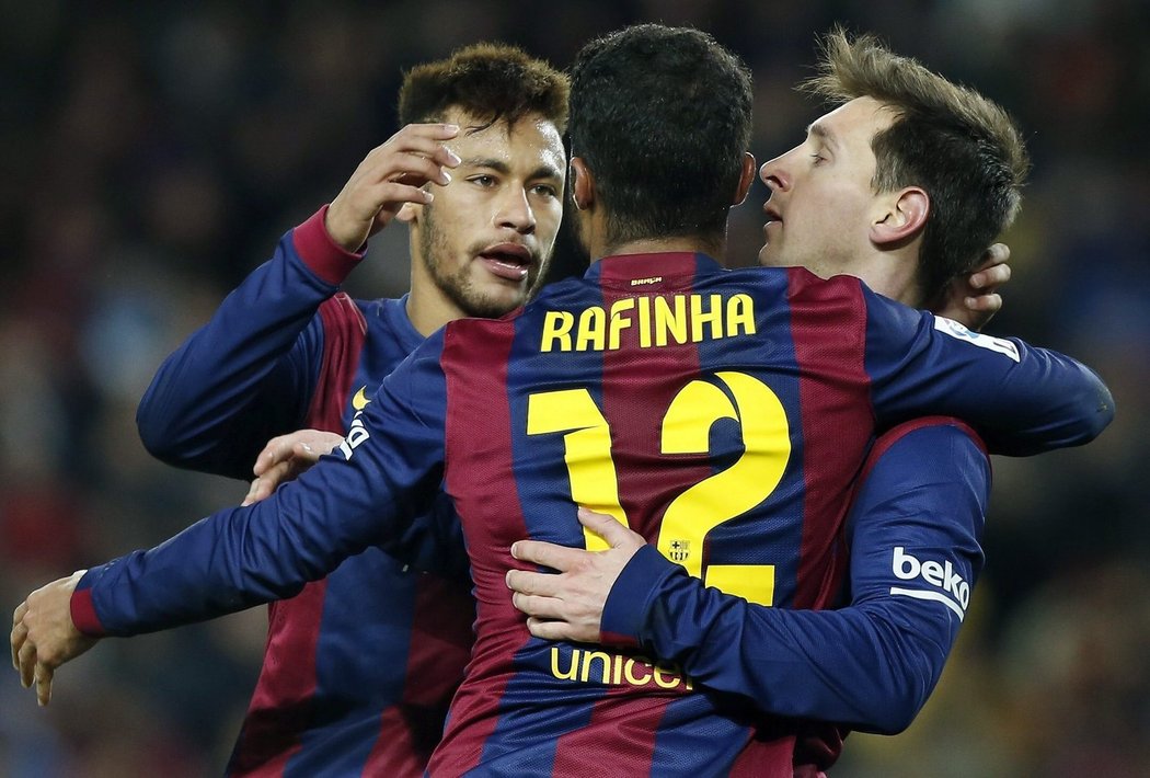 Fotbalisté Barcelony slaví gól do sítě Villarrealu