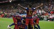 Fotbalisté Barcelony slaví gól do sítě Sevilly