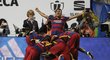 Fotbalisté Barcelony slaví gól do sítě Sevilly