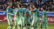 Fotbalisté Barcelony slaví gól proti Alavésu