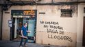 V ulicích Barcelony se šíří grafitti upozorňující na bytovou krizi.