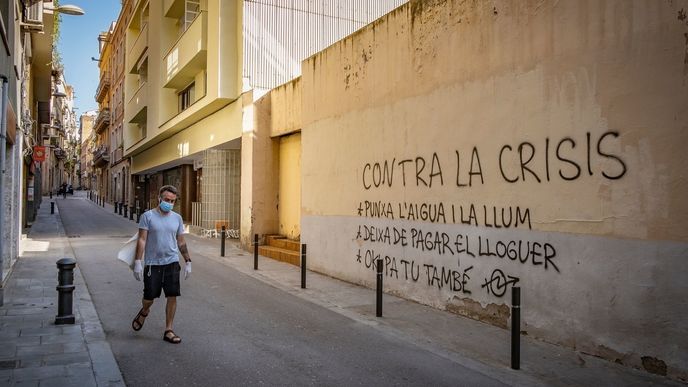 V ulicích Barcelony se šíří grafitti upozorňující na bytovou krizi.