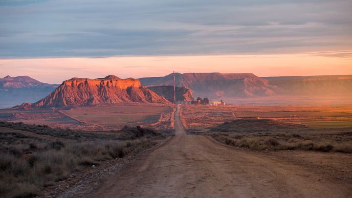 Přírodní park Bardenas Reales se rozpíná na rozloze přibližně 42 tisíc hektarů. Přírodní park Bardenas Reales se rozpíná na rozloze přibližně 42 tisíc hektarů.