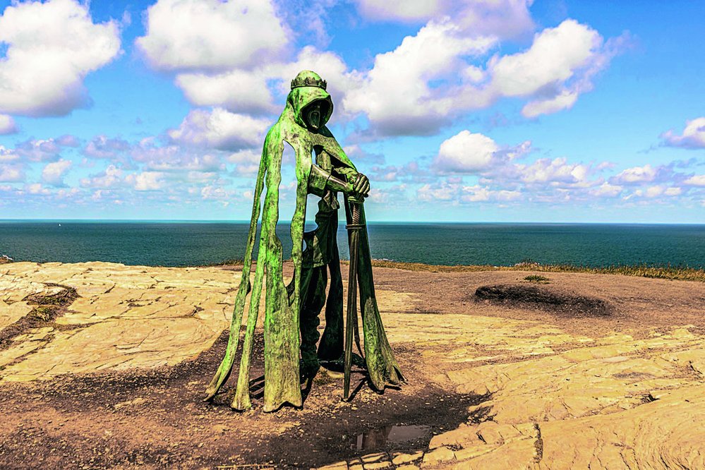 Bardsey by mohl být bájným ostrovem Avalon, na kterém našel věčný klid mýtický král Artuš (socha v Cornwallu