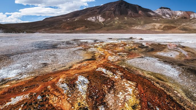 Geotermální činnost v Baños de Puchuldiza maluje na zemi pestrobarevné výjevy