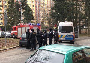 V jednom z bytů ve Famfulíkově ulici se zabarikádoval muž a hrozí výbuchem.