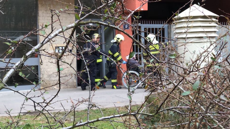 V jednom z bytů ve Famfulíkově ulici se zabarikádoval muž a hrozí výbuchem.