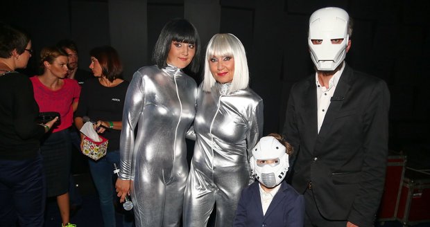 Bára Basiková vystoupila s rodinou ve speciálních přiléhavých kostýmech.