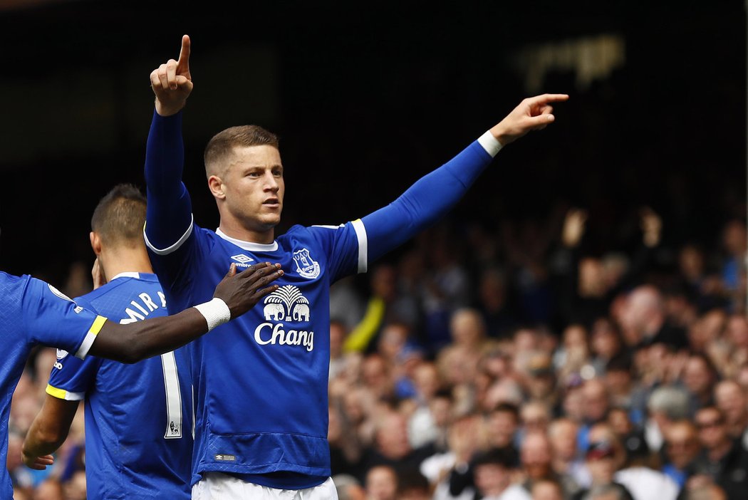 Záložník Evertonu Ross Barkley slaví gól do sítě Tottenhamu