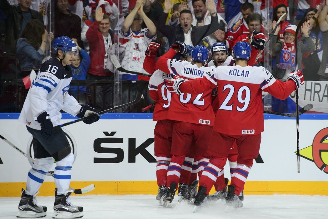 Čeští hokejisté se radují z prvního gólu, vlevo útočník Finska Aleksander Barkov.