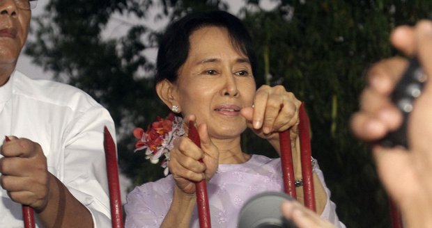 Su Ťij ani po dlouhém čase stráveném v domácím vězení neztratila svůj charakteristický úsměv