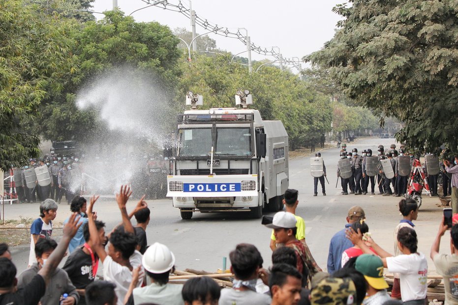 Protesty proti vojenskému převratu v Barmě mají po včerejšku přes padesát obětí.