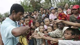 Hladové děti z barmského Myanmaru natahují děti pro rozdávané banány