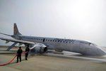 Pilotovi letadla barmských aerolinek Myanmar National Airlines se v neděli na letišti v barmském městě Mandalaj podařilo bezpečně a bez větších škod přistát poté, co se mu nepodařilo vysunout přední podvozek.