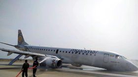 Pilotovi letadla barmských aerolinek Myanmar National Airlines se v neděli na letišti v barmském městě Mandalaj podařilo bezpečně a bez větších škod přistát poté, co se mu nepodařilo vysunout přední podvozek.